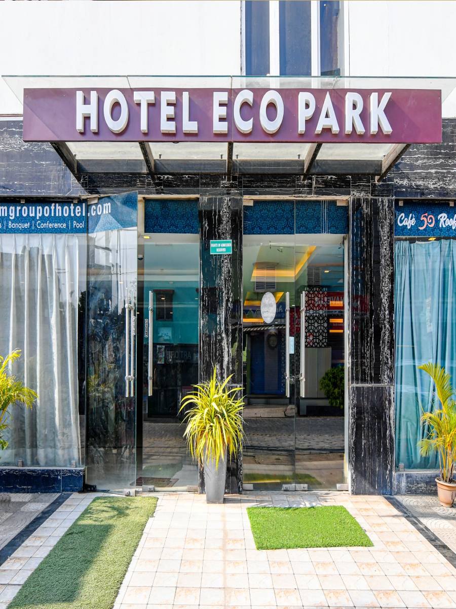 hotels in newtown with swimming pool